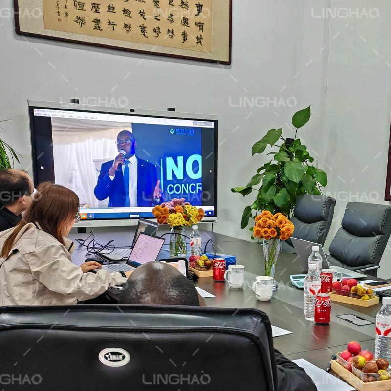 Client inspecting the QT15-15 fully automatic brick-making machine line during factory visit