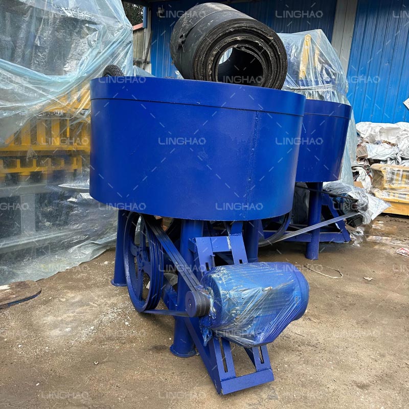 Engineer demonstrating mold customization for hollow blocks and paving bricks with optimized cavity layout