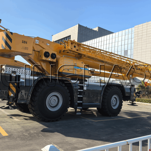 Close-up of high-quality Chinese truck chassis and hydraulic crane system—built for reliability and performance