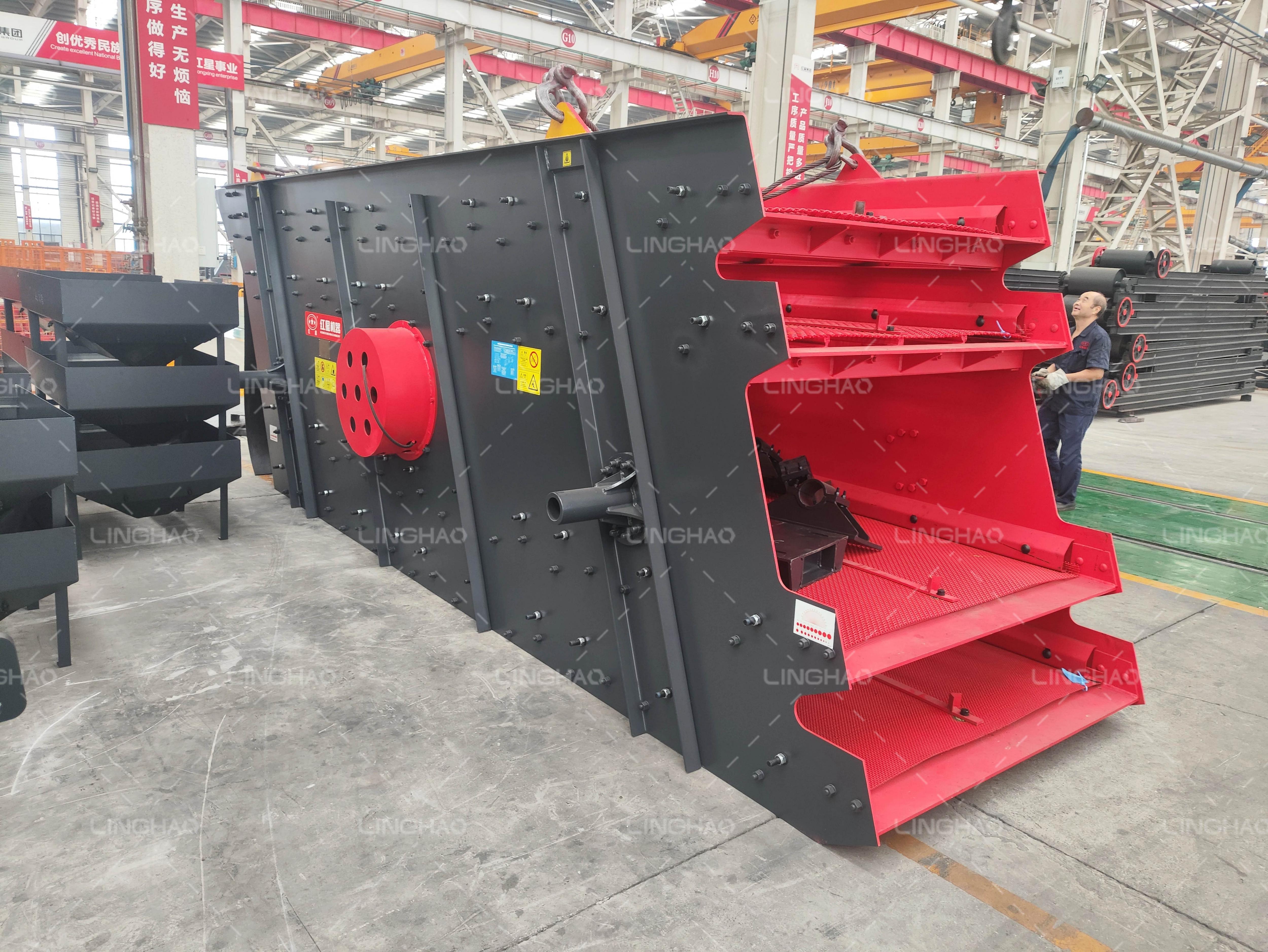 Close-up of high-chromium alloy hammerhead and hydraulic adjustment system on PF1007 crusher