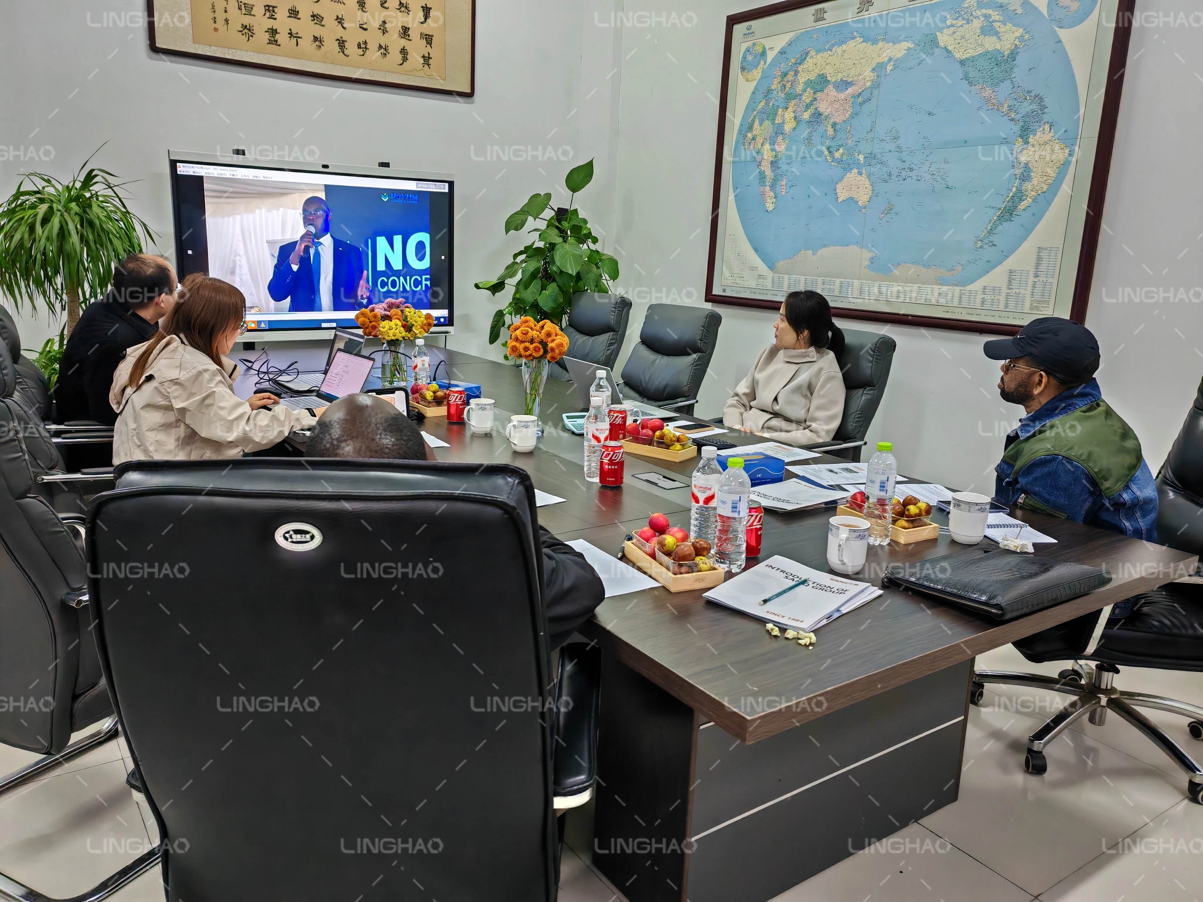 Client inspecting the QT15-15 fully automatic brick-making machine line during factory visit